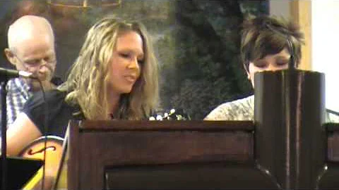Carrie singing 017
