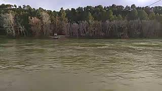 Cruzando el río Ebro, de orilla a orilla.
