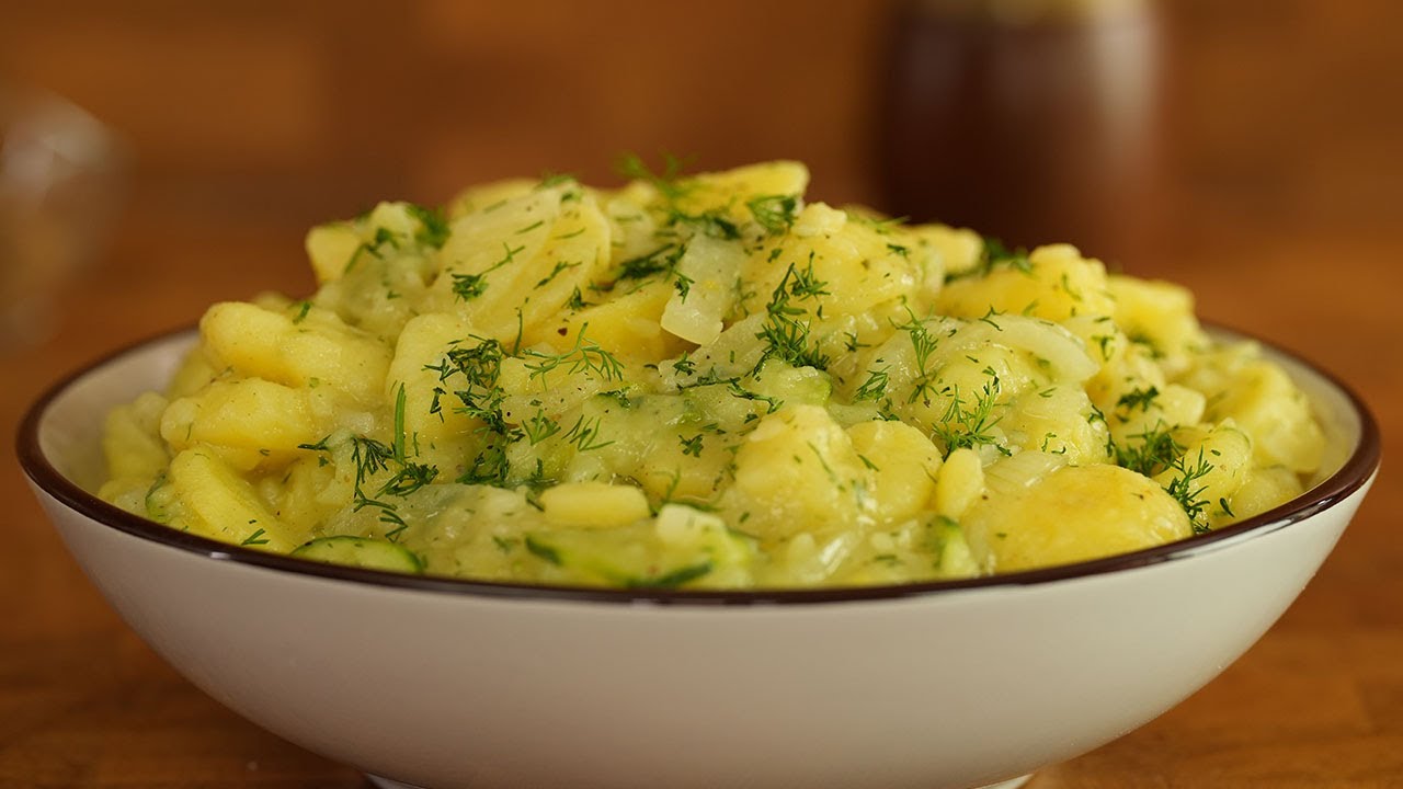 Nejzdravější bramborový salát, který budeš muset zajíst sekanou, aby tě to nešokovalo