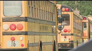 ‘Welcoming committee’ greets Warren students during first school day