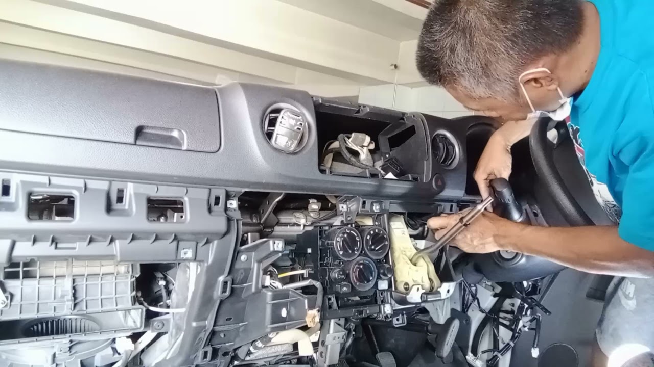 Paano tanggalin ang evaporator ng NISSAN NV350 harap