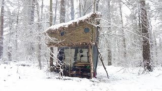 Bushcraft Winter Camping. Overnight, Tree House in the Forest, Snowstorm