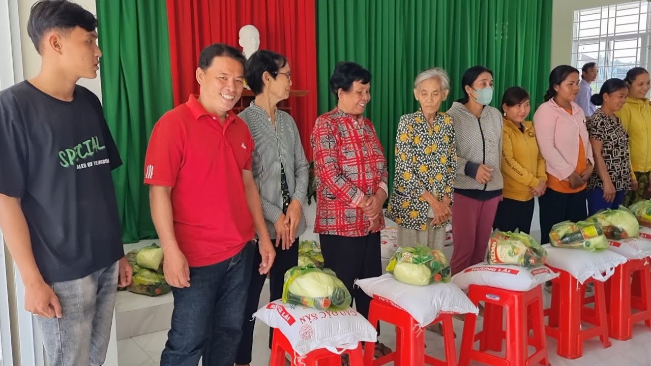 Quá Vui Mừng Khi Lần Đầu Tiên Bà Con Vùng Sâu Vùng Xa Nhận Được Quà Lớn Của Anh Chị Út Ở Mỹ Tặng.