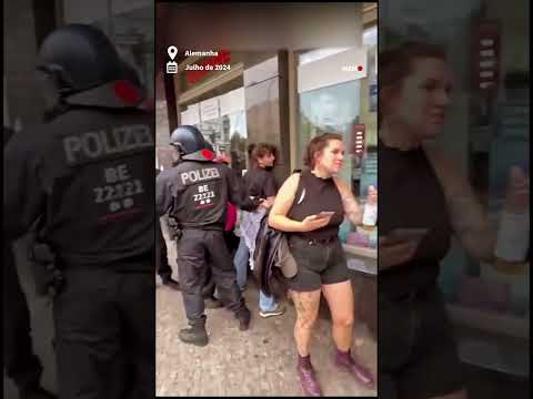 Mulher conforta manifestante detida