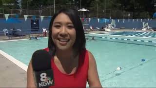 Présentatrice - Brune en haut rouge et pantalon noir saute dans la piscine