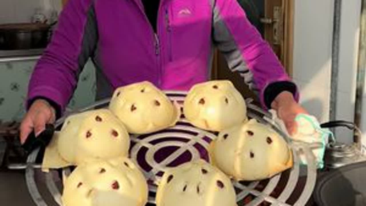 我安徽远嫁山东威海， 这是我过年挣的大枣饽饽，姐妹们，你们那里过年都蒸什么样的馒头？