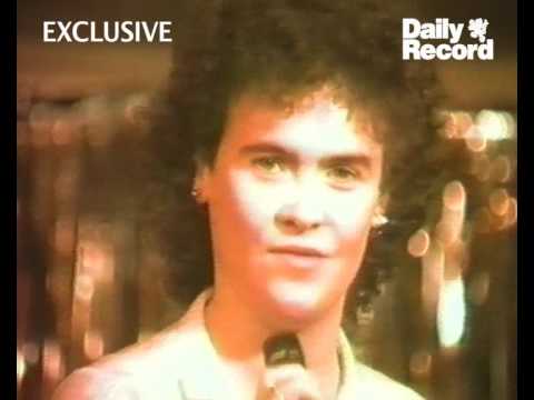 Watch our EXCLUSIVE video of Britain's Got Talent sensation Susan Boyle at her earliest on-camera gig, singing the Barbra Streisand hit The Way We Were during a 1984 competition at Fir Park Social Club in Motherwell.(Daily Record). Susan Boyle jÃ¡ cantava bem aos 22 anos. O jornal inglÃªs "Daily Record" publicou o vÃ­deo em que Susan aparece se apresentando em um bar na EscÃ³cia durante uma noite de calouros. TÃ­mida, ela sÃ³ subiu ao palco porque uma pessoa desistiu. Susan cantou "The Way We Were", de Barbra Streisand e foi muito aplaudida pelos presentes. *************************************************** "The Way We Were" (Barbra Streisand) - 1975 ---Can it be that it was all so simple then Or has time rewritten every line If we had the chance to do it all again Tell me - would we? could we? ---Memories Like the corners of my mind Misty watercolor memories Of the way we were Scattered pictures Of the smiles we left behind Smiles we gave to one another For the way we were ---Can it be that it was all so simple then Or has time rewritten every line If we had the chance to do it all again Tell me - would we? could we? ---Memories May be beautiful and yet Whats too painful to remember We simply choose to forget ---So it is the laughter We will remember Whenever we remember The way we were