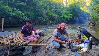 ដេកលើទឹកហូបត្រីមង Riding to Relaxing on the water cook chicken and fish from the net Eps110