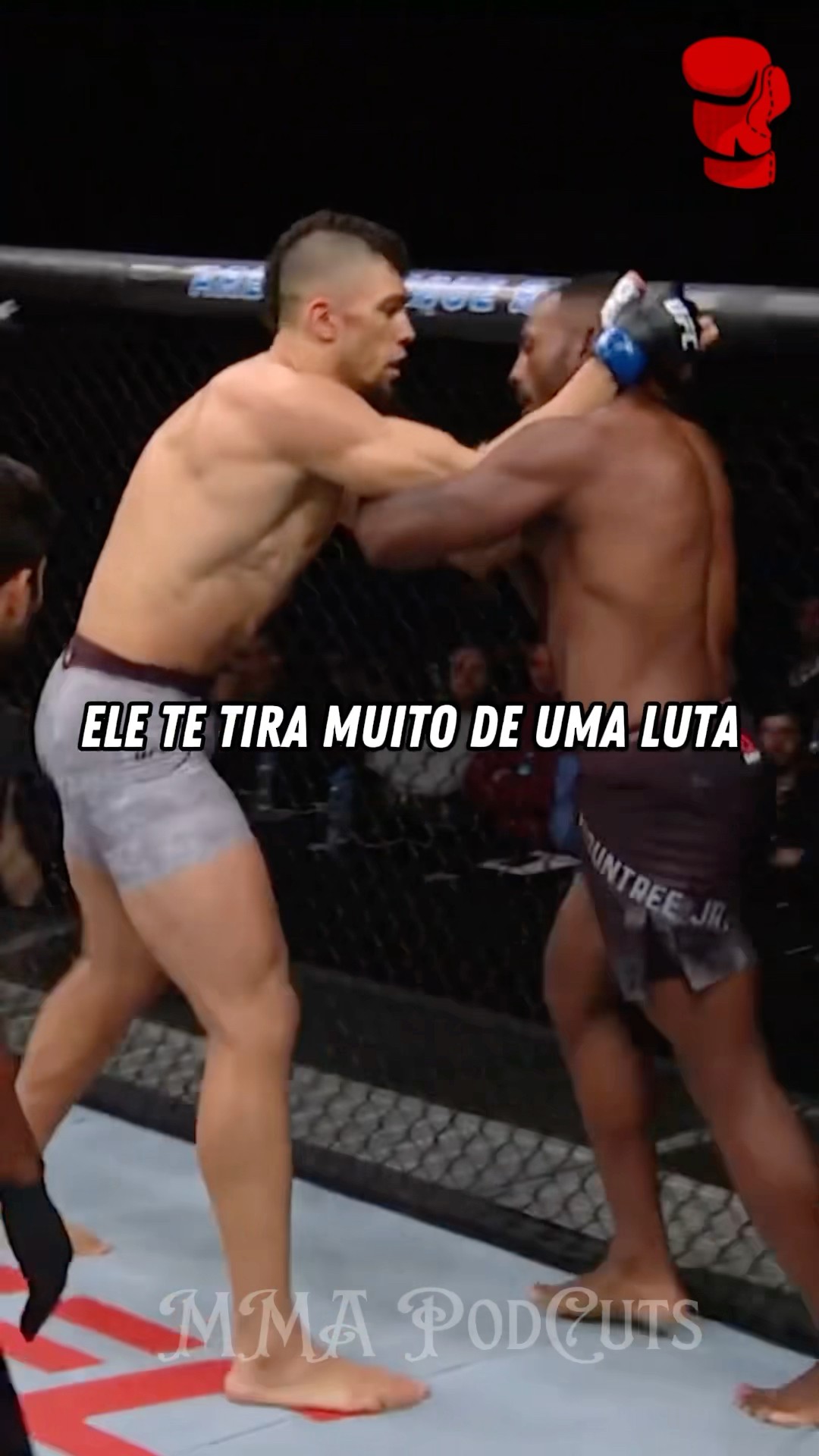 COTOVELADA DEVERIA SER ILEGAL? #mma #luta #boxe #ufc #foryou #shortsfeed #brasil