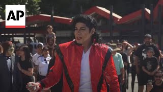 Hundreds of Michael Jackson fans celebrate with a massive choreography in Chile