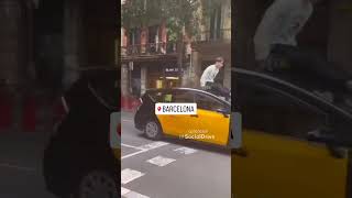 #Shorts Barcelona, joven sobre un taxi, ¿qué hace ahí? Sólo respuestas fake