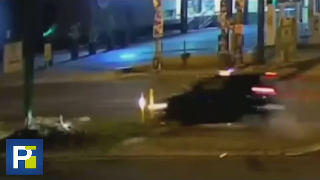 Auto sale volando al estrellarse contra un semáforo