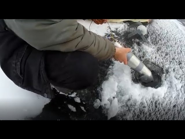 Зимняя торпеда. Зимняя рыбалка на сеть с торпедой. Как поставить сеть зимой под лёд. Подледная торпеда. Постановка сетей под лед.