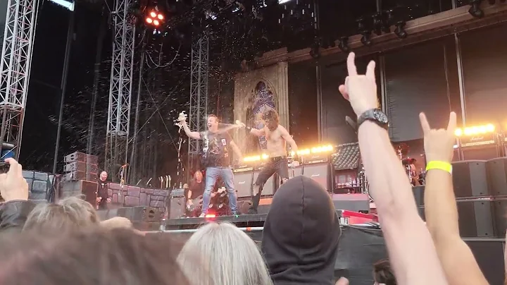 Airbourne - Joel smashes a beer with a fan Wiener ...