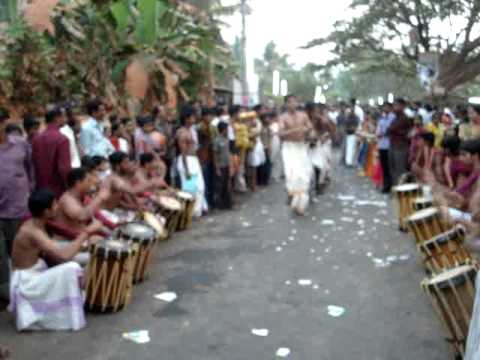 KERALA DRUMS PLAY AND DANCE