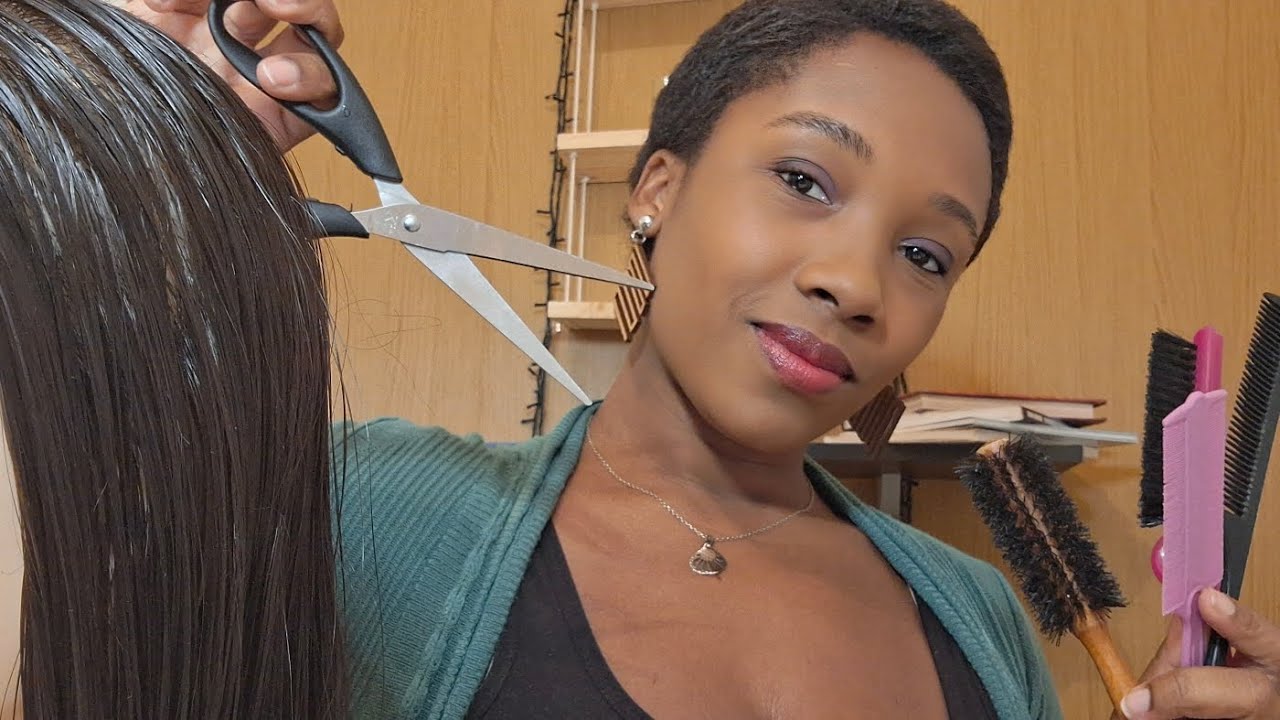 ASMR POV / CABELEIREIRA FOFOQUEIRA TIRA SEU PIOLHO E CORTA SEU CABELO 💇‍♀️ ( voz suave caseirinho)