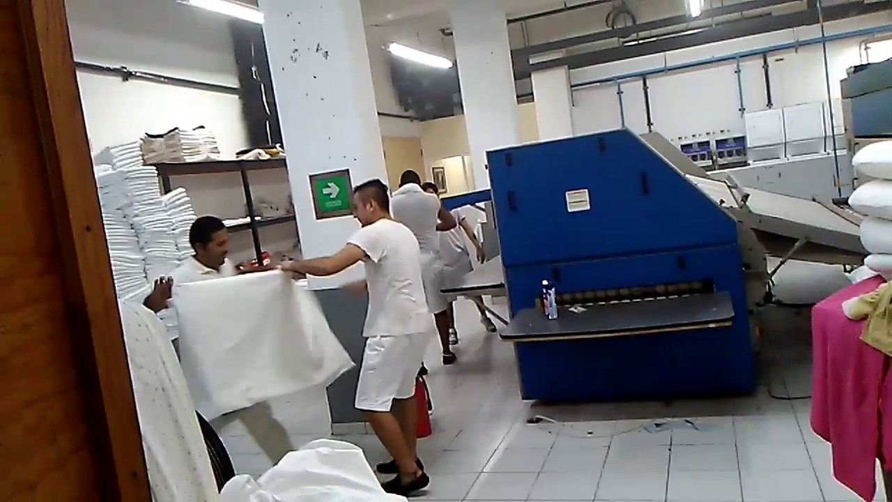 Trabajando en lavanderia industrial de hotel. Doovi