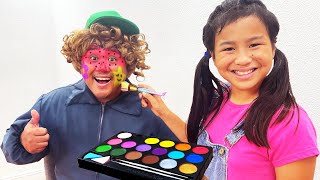 Ideas De Pintar Caras De Fiesta Con Jannie y Ellie | Juguetes De Maquillaje Con Pintura Facial Niños