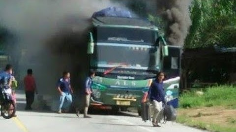 BUS ALS TERBAKAR DI JALAN LINTAS SIJUNJUNG