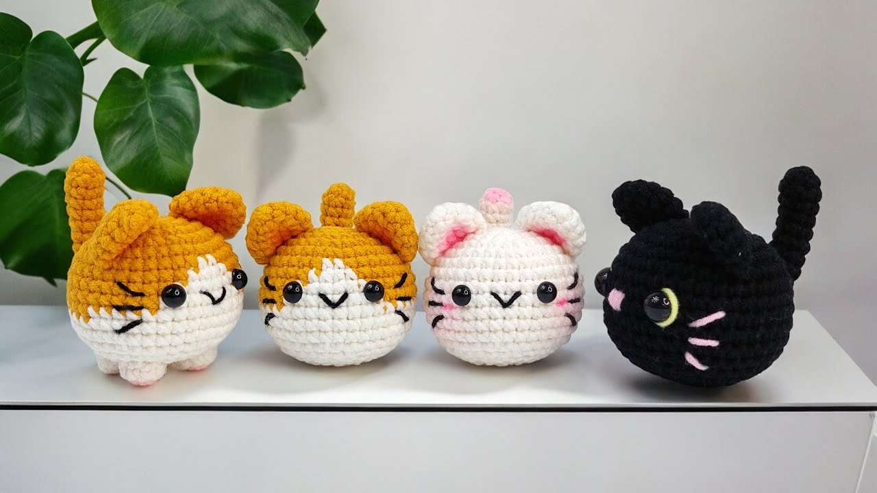 Этот связанный крючком брелок с изображением кота продается не только на распродаже одежды