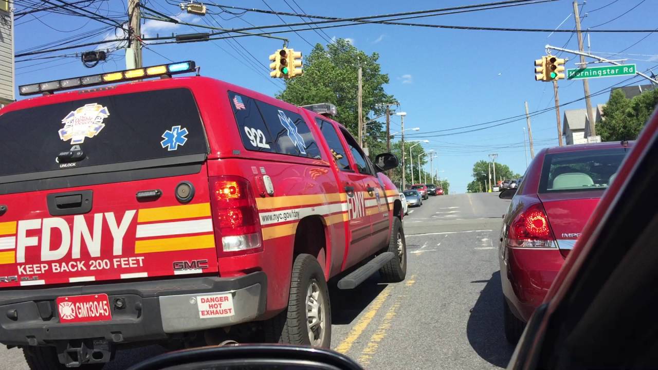 FDNY EMS CONDITIONS UNIT 22 RESPONDING ON MORNINGSTAR ROAD IN MARINER'S