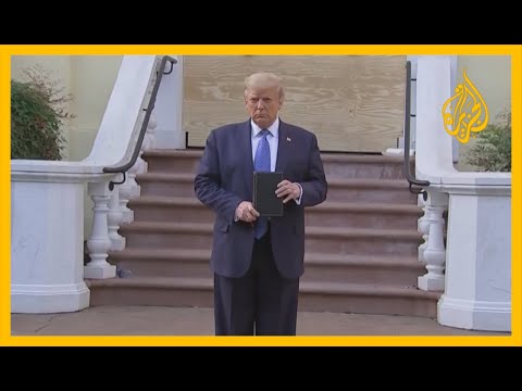 🇺🇸 ترمب يترجل قرب البيت الأبيض ويرفع نسخة من الإنجيل أمام كنيسة تعرضت للحرق.. ما الرسالة؟