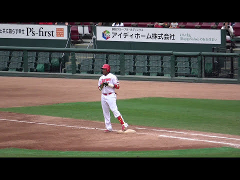 打ち取られたのにベースから離れないバティスタww