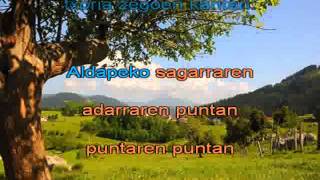 Video thumbnail of "aldapeko sagarraren"