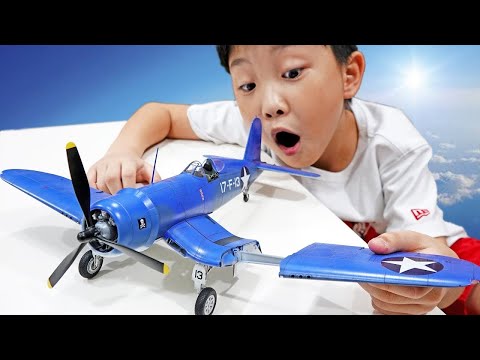تجميع لعبة الطائرة With Kids. لعبة فيديو مع الطائرات