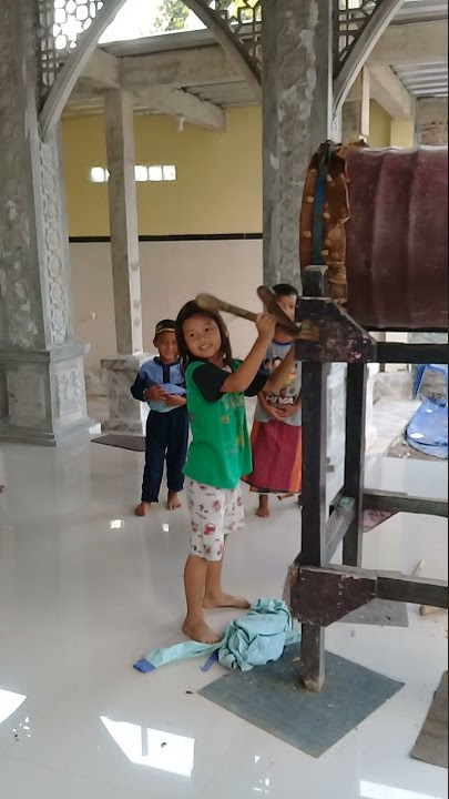 Bocah perempuan yang pandai memukul bedug.
