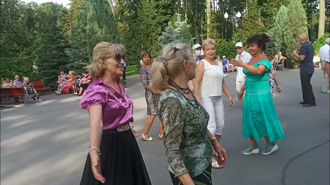 Танцующие люди на улице. Бьянка и бабич. Танцевали всем двором. Танец кустов. Танцы харьков парк горького 2024 год.