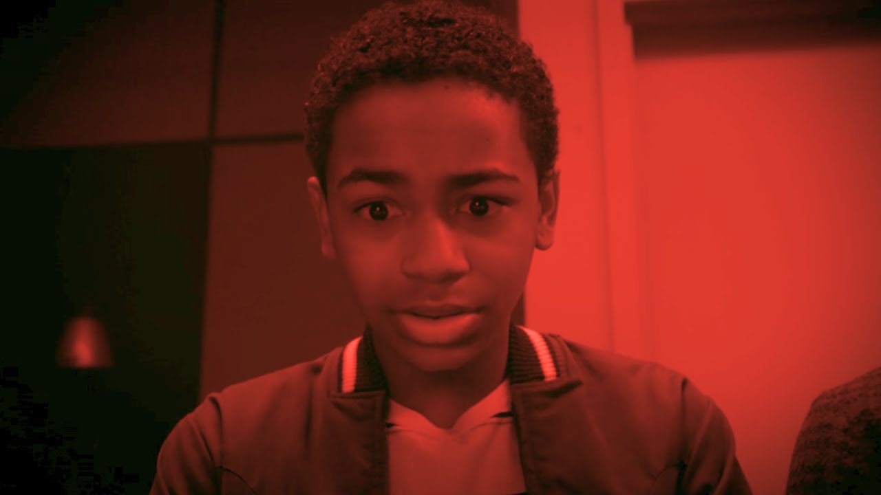 Kids Captures Pennywise In Photo Scene - IT Welcome To Derry 1X03