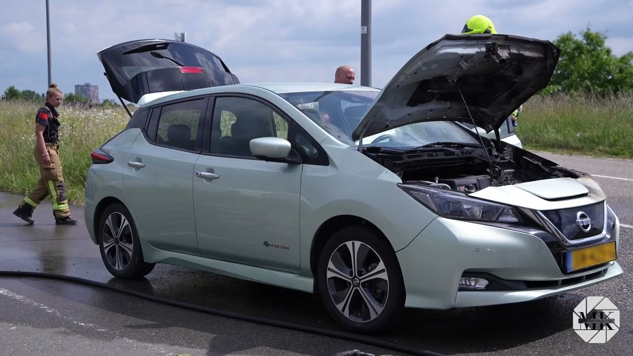 Auto vat vlam tijdens rijden Oostdijk Rotterdam