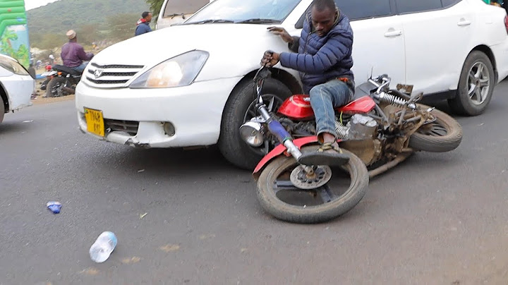 JAMAA ARUSHA AJIBAMIZA KWENYE GARI AKIONESHA UFUNDI WA PIKIPIKI, AAMKA NA KUKIMBIA