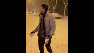 Sebastián Yatra Jugando con la Nieve en España