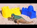Песочница для малышей и игрушечные динозавры — Лепим куличики из песка и учим цвета — Игры в песке