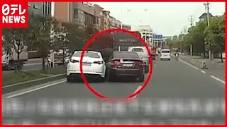 交差点でレーススタート？車２台が競り合った結果…　中国（2021年4月14日放送「news every.」より）