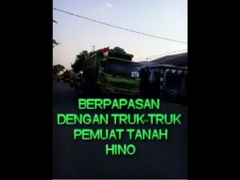 berpapasan dengaan Dam  Truk  Hino Pemuat tanah  dalam 