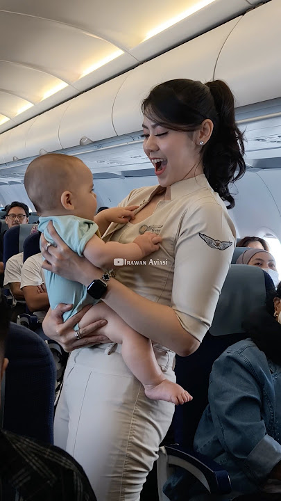 Waw Pramugari Cantik Super Air Jet lagi Gendong Penumpang dalam Pesawat 😁😁🥰🥰👍👍