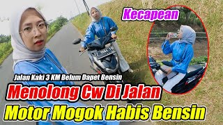 Menolong Wanita Di Jalan Motor Mogok Habis Bensin  Rugi Kalau Gx Saya Tolong Mbanya Cantik