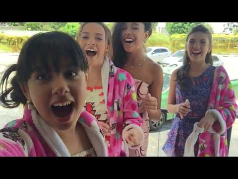 Alegria, alegria, Cinthia Cruz, Raissa Chaddad, Julia Olliver e Livia Inhudes cantando.