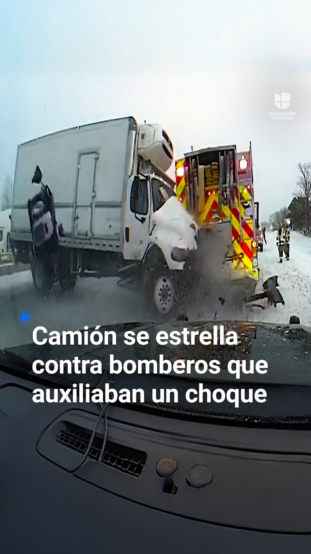 Camión se estrella contra bomberos que auxiliaban un choque minutos antes