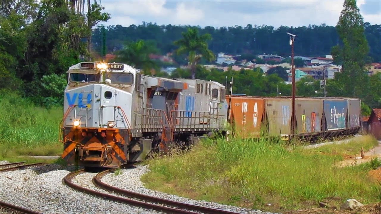 Visita em Juatuba-MG com imagens de dois trens, além dos tucanos na praça de frente a estação também