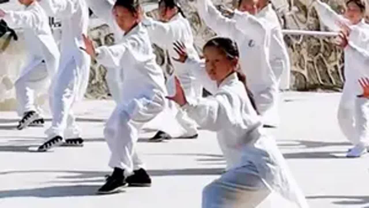当时，教练对传承班弟子说，先简单打一下，热个身！武当功夫 弘扬中华武术 日常训练 传承 修仙大院儿 - YouTube