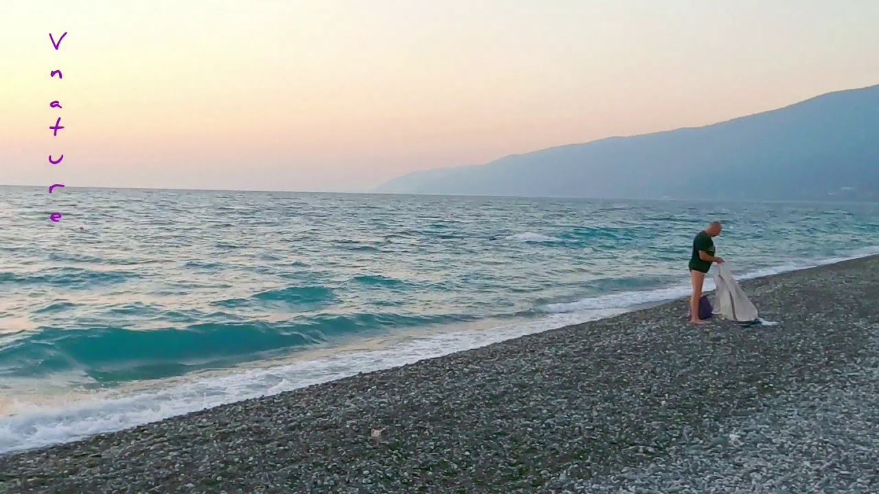 Погода в гагре на 3. Пляж Гагра Абхазия 2020. Абхазия черное море. Абхазия Гагры море набережная. Дикий пляж в Гаграх.