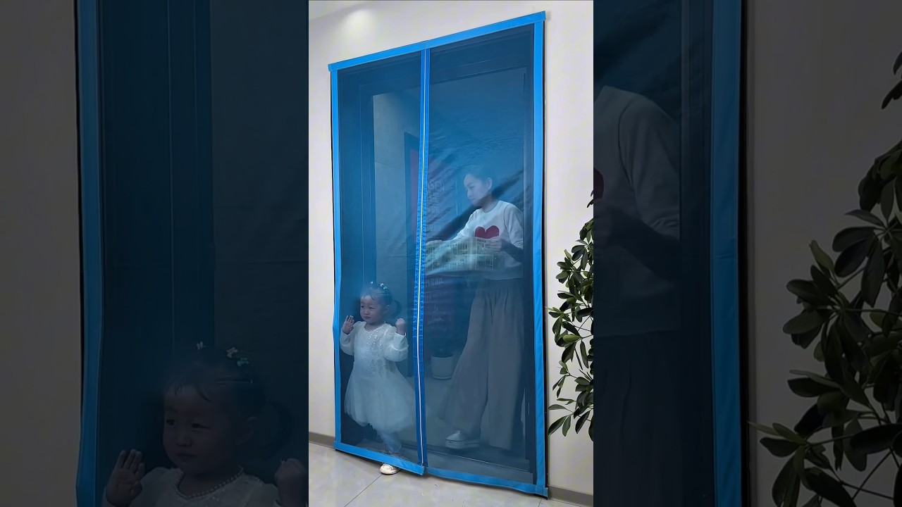 ✨ Mom’s Auto-Opening Curtain Leaves Everyone Shocked! 😂🪟