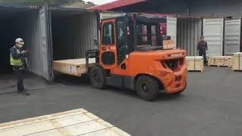 How to loading wooden boxes in a container at CFS(warehouse)