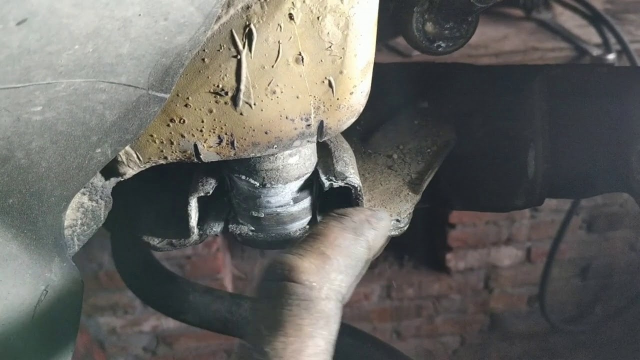 мАСТЕРА из "курятника" или Прикипел болт в подрамнике рено кенго - YouTube