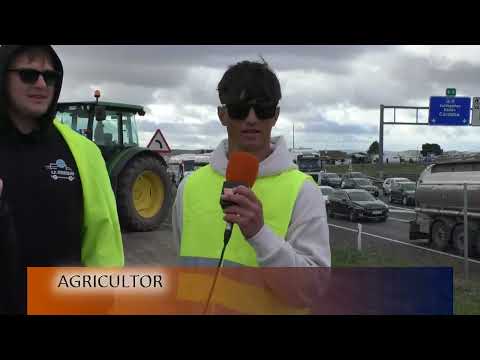 Agricultores cortan la Autovía A4 en Valdepeñas, apoyados por transportistas