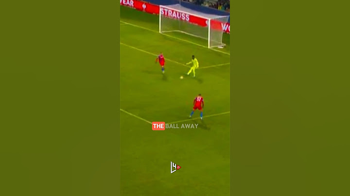 Onana gives the ball away to Viktoria Plzeň players 😰 #onana #manunited #manchesterunited #viral